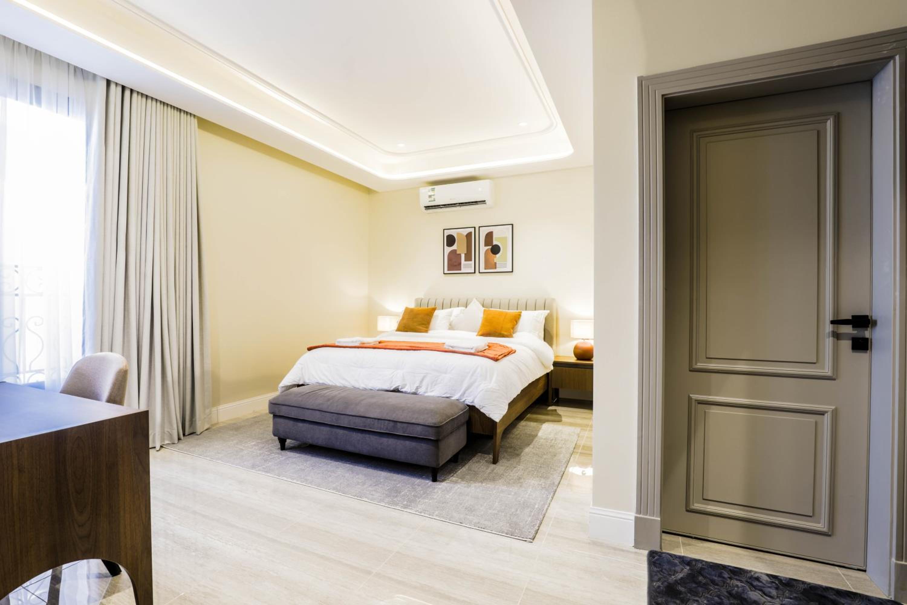 Stylish 3 Bedroom unit w Self Check In, Balcony and Luandary