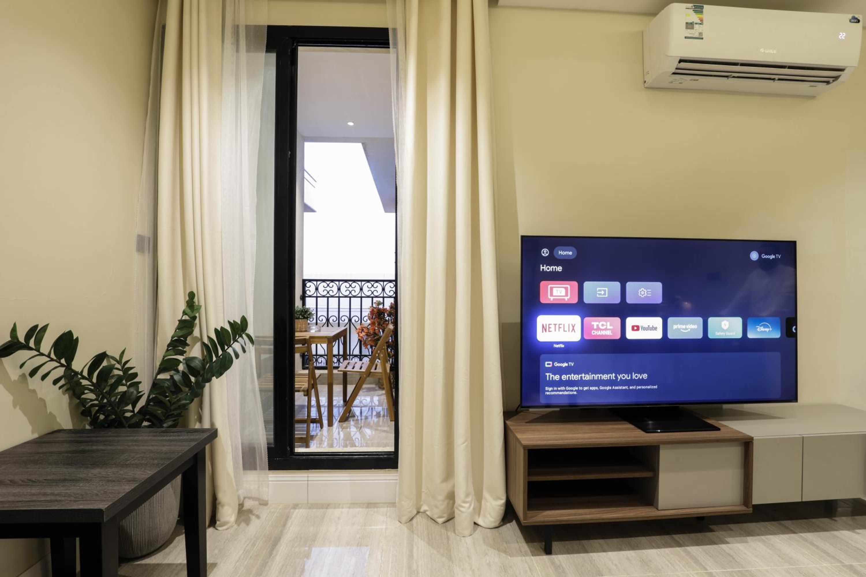 Stylish 3 Bedroom unit w Self Check In, Balcony and Luandary