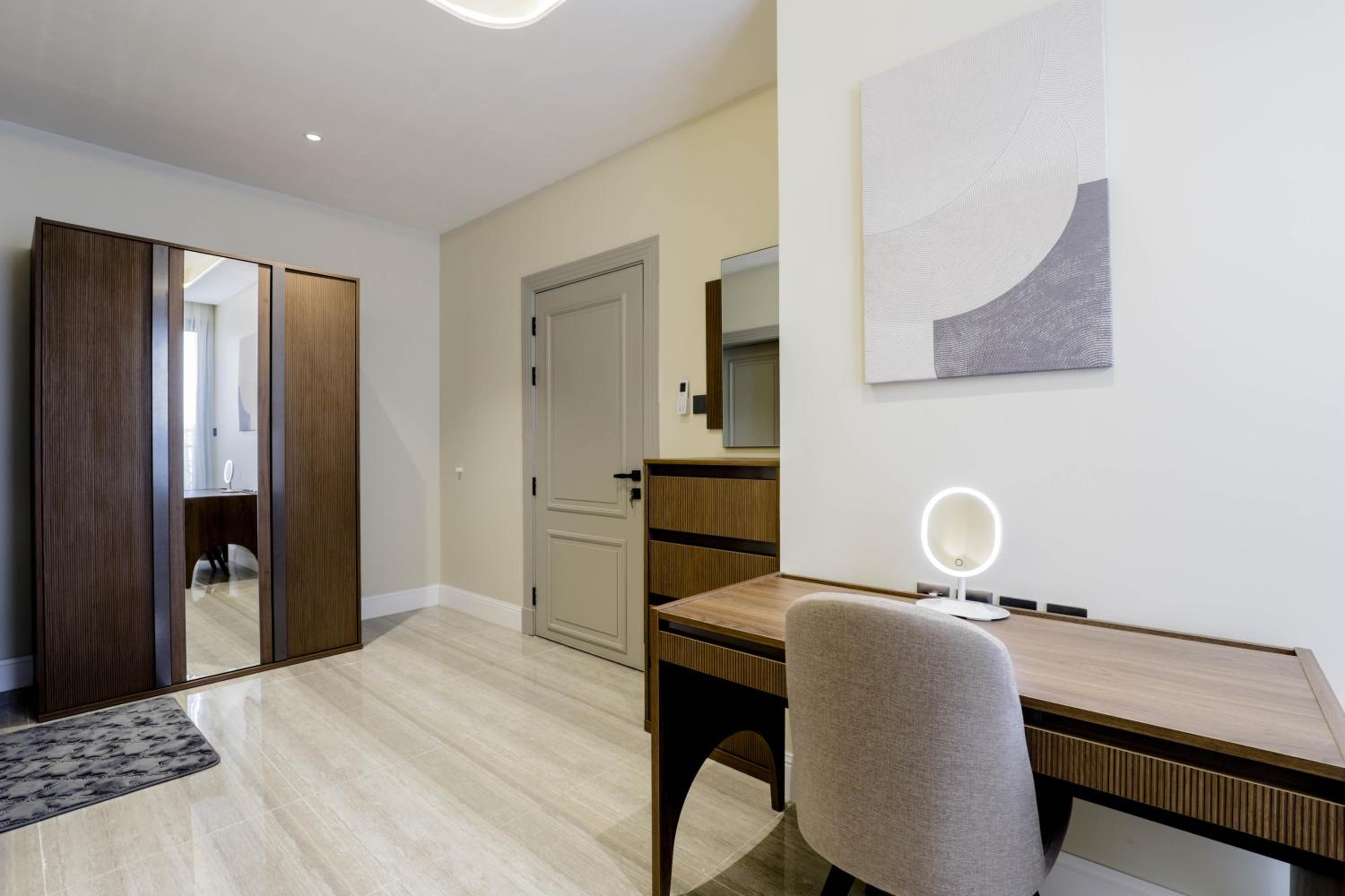 Stylish 3 Bedroom unit w Self Check In, Balcony and Luandary