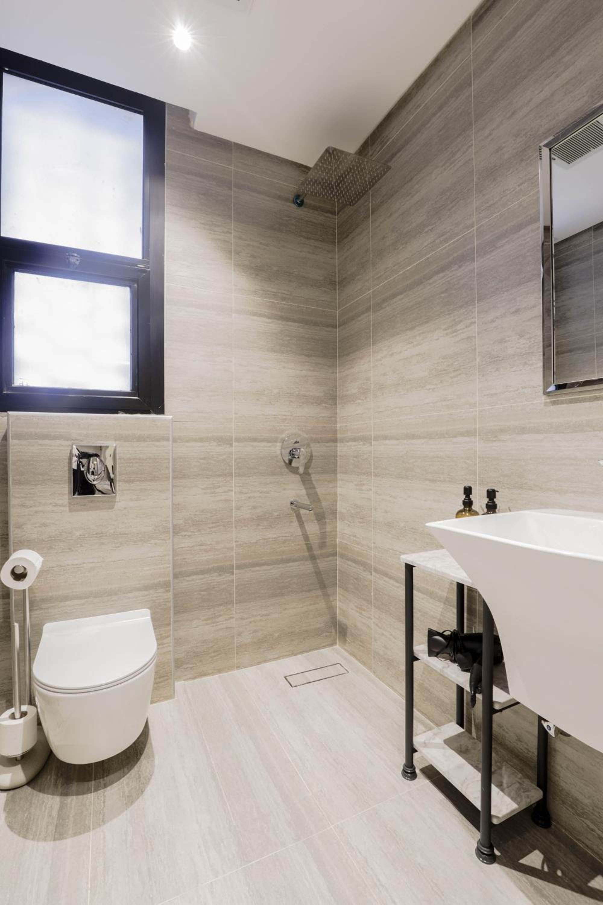 Stylish 3 Bedroom unit w Self Check In, Balcony and Luandary