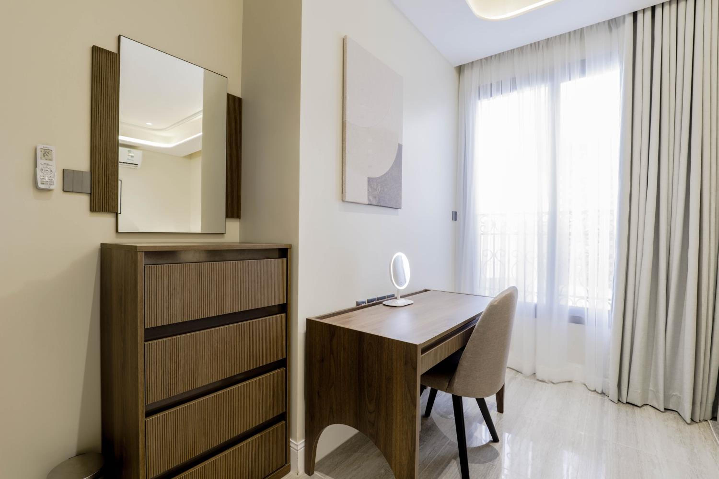 Stylish 3 Bedroom unit w Self Check In, Balcony and Luandary
