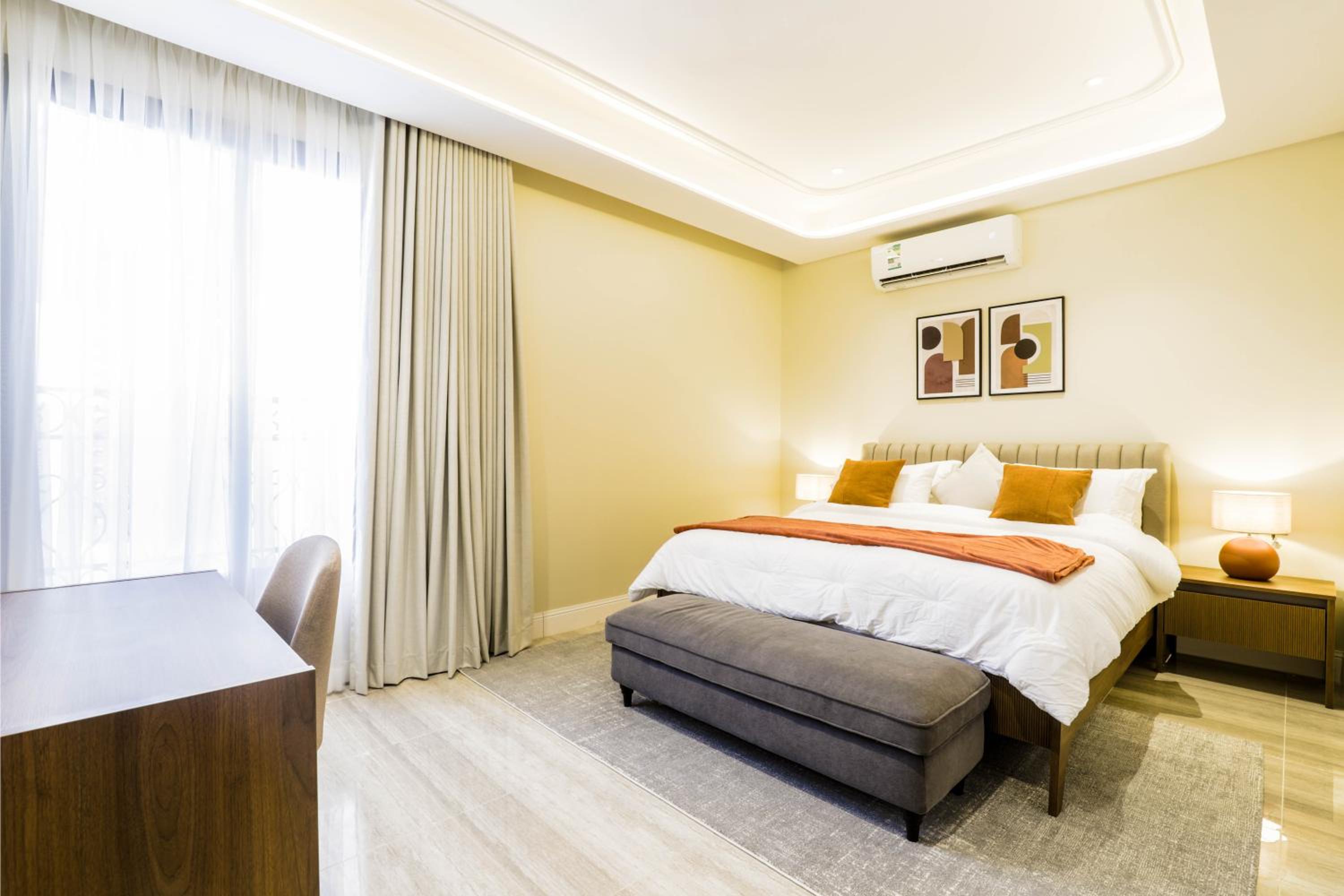 Stylish 3 Bedroom unit w Self Check In, Balcony and Luandary