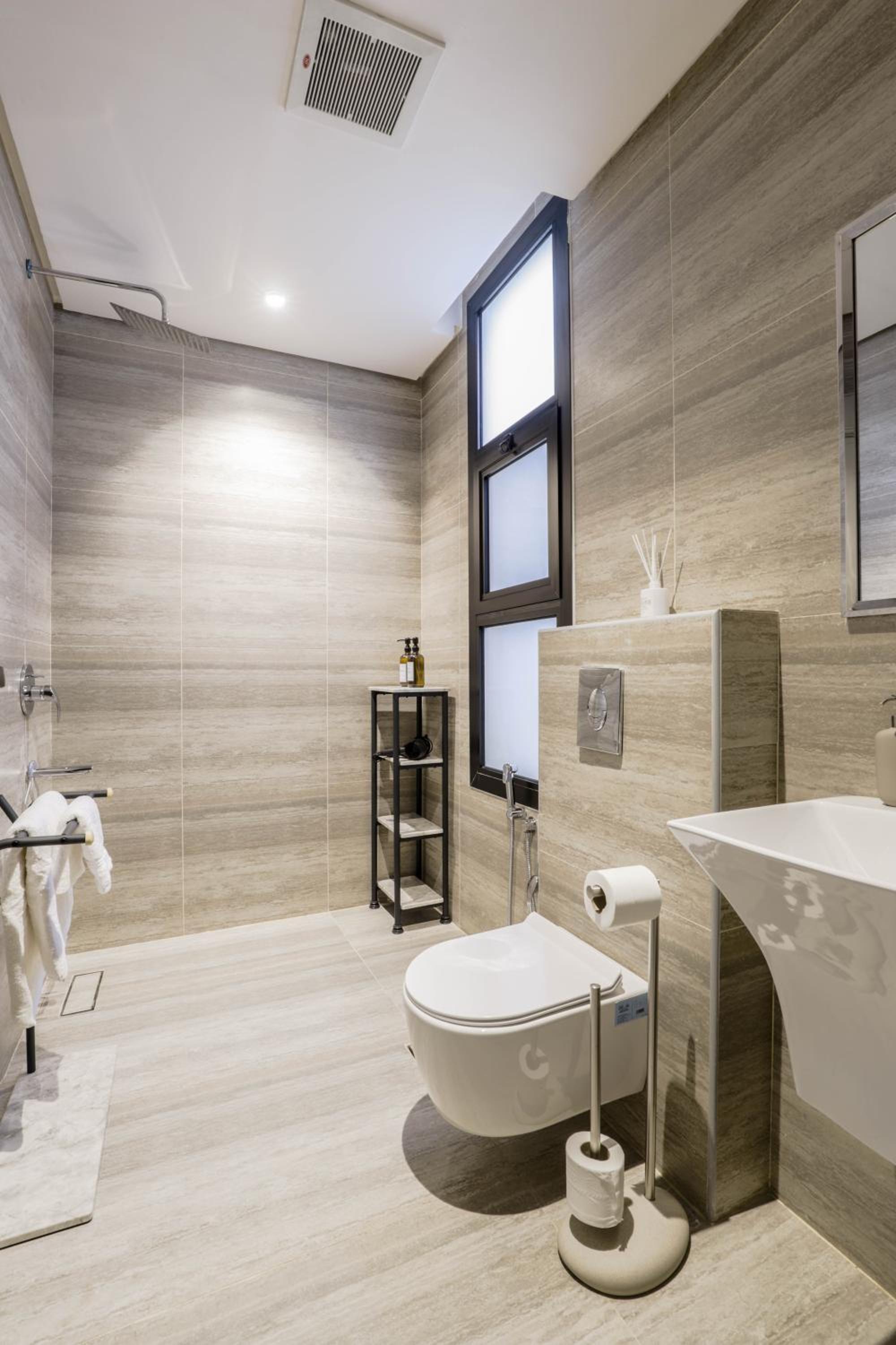 Stylish 3 Bedroom unit w Self Check In, Balcony and Luandary