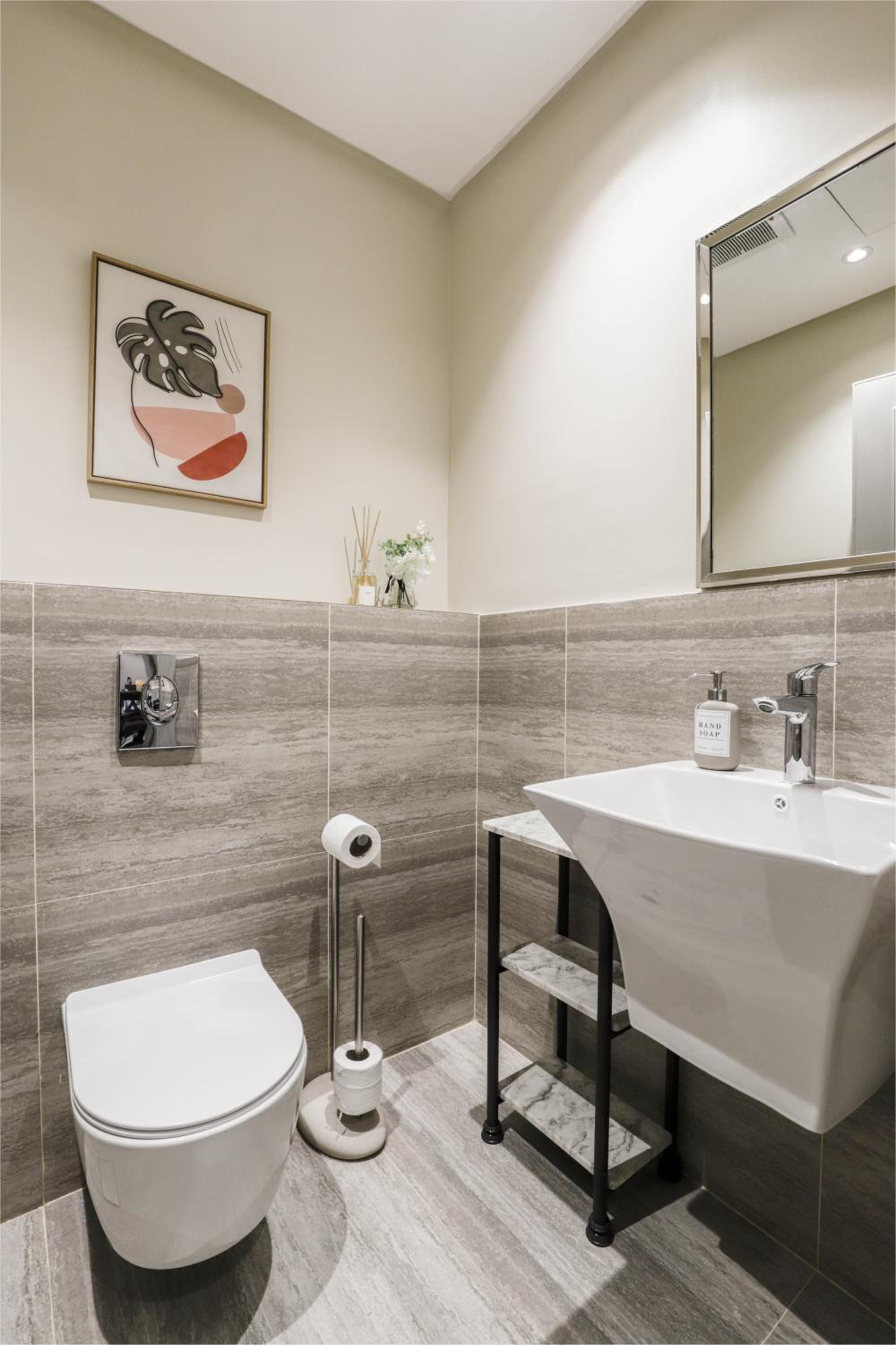 Stylish 3 Bedroom unit w Self Check In, Balcony and Luandary