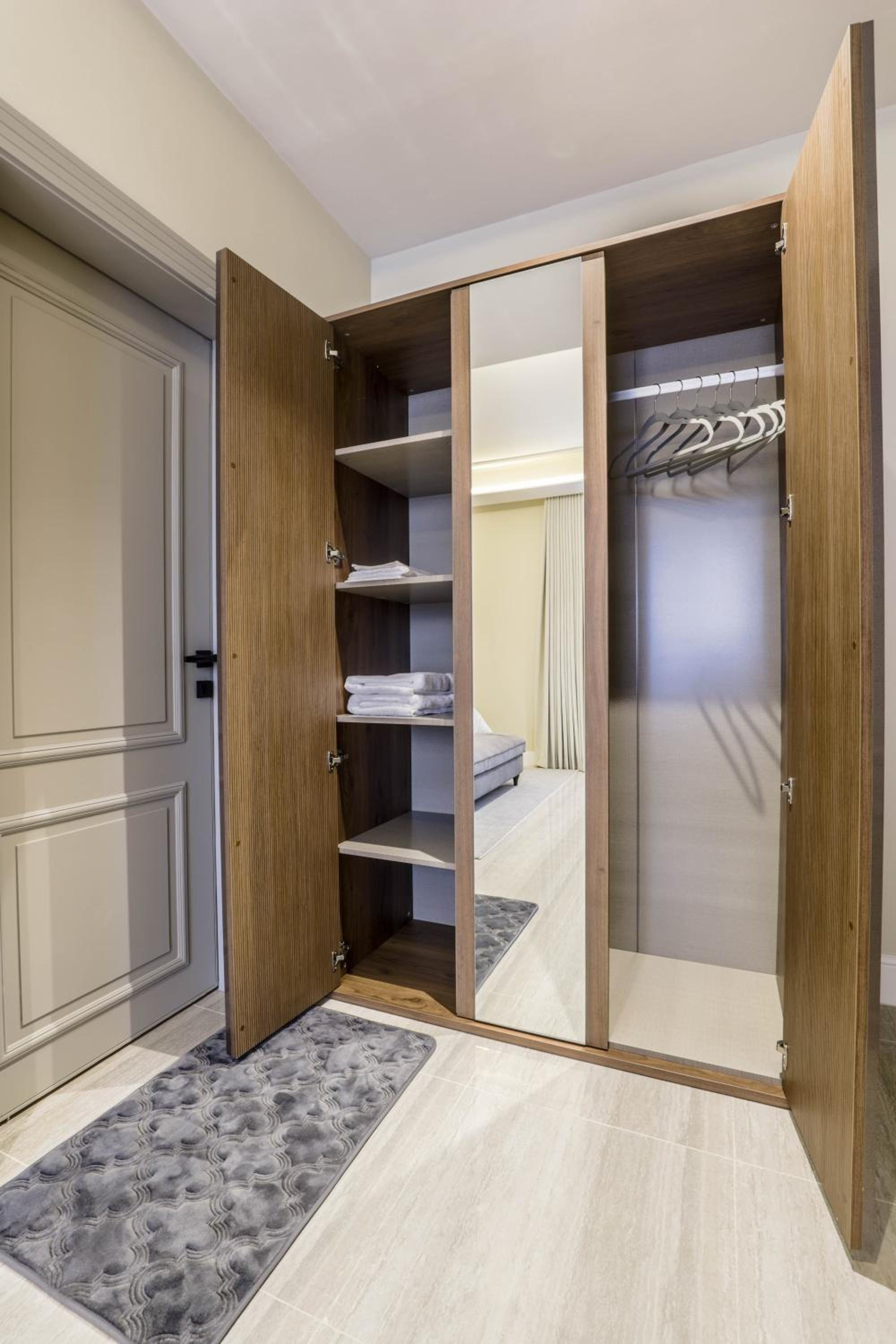 Stylish 3 Bedroom unit w Self Check In, Balcony and Luandary