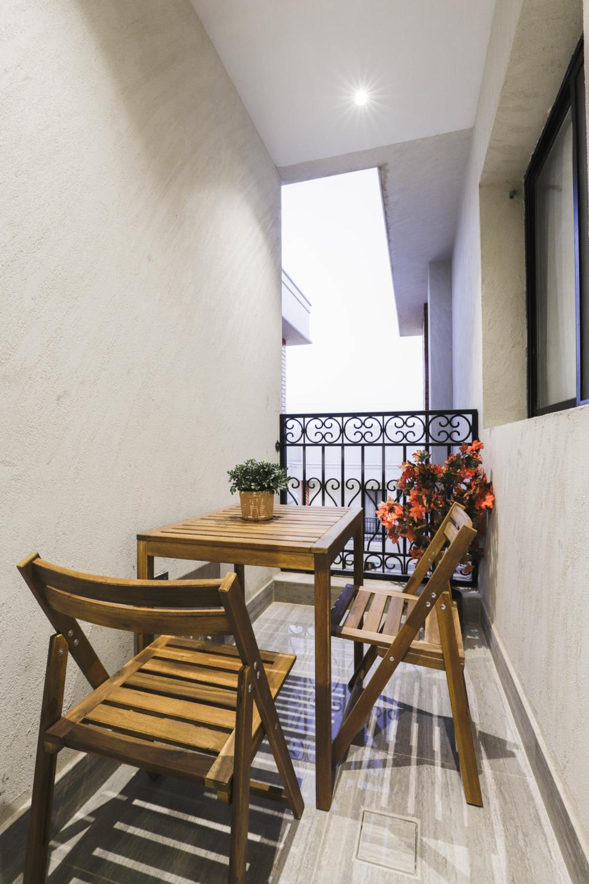 Stylish 3 Bedroom unit w Self Check In, Balcony and Luandary