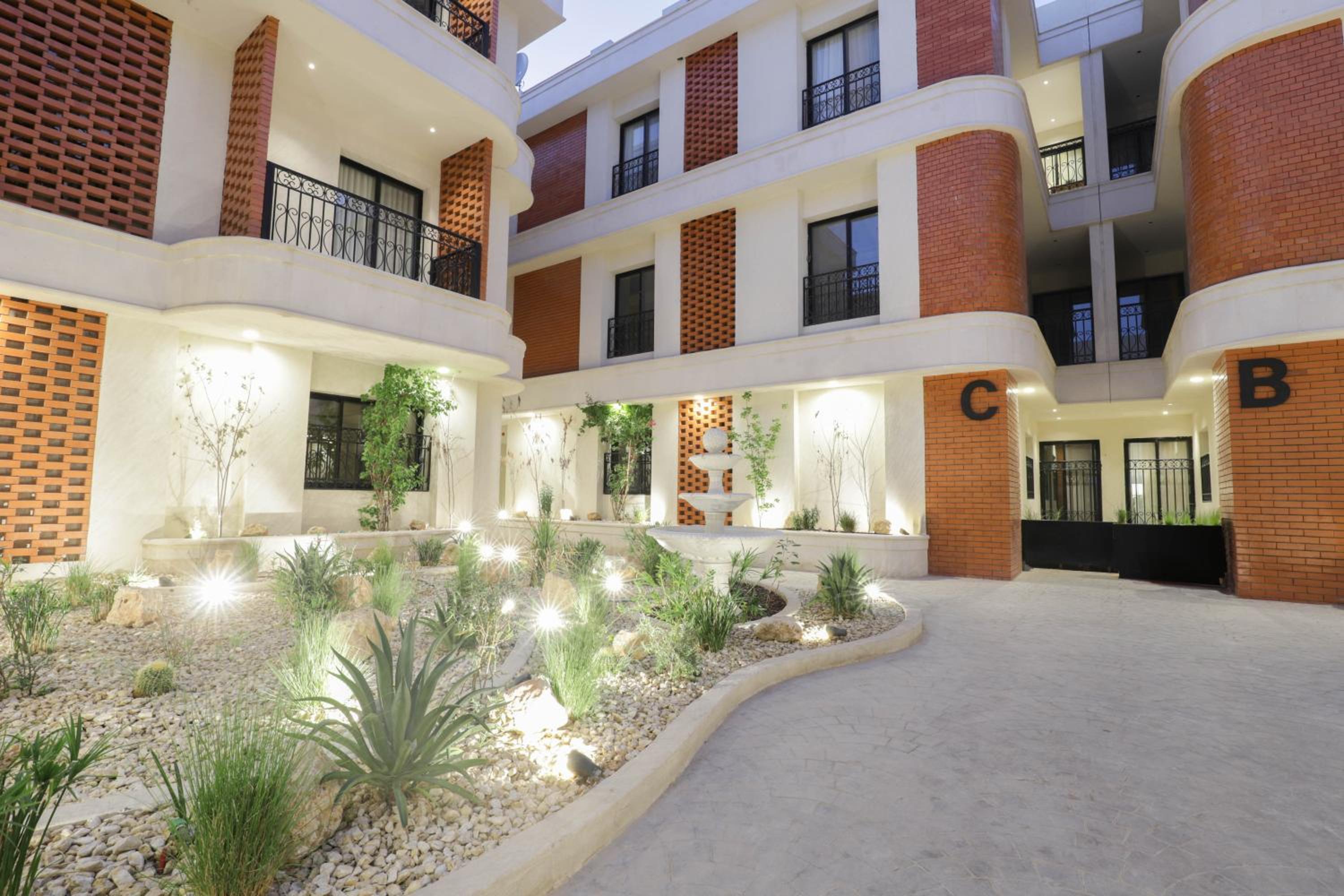 Stylish 3 Bedroom unit w Self Check In, Balcony and Luandary
