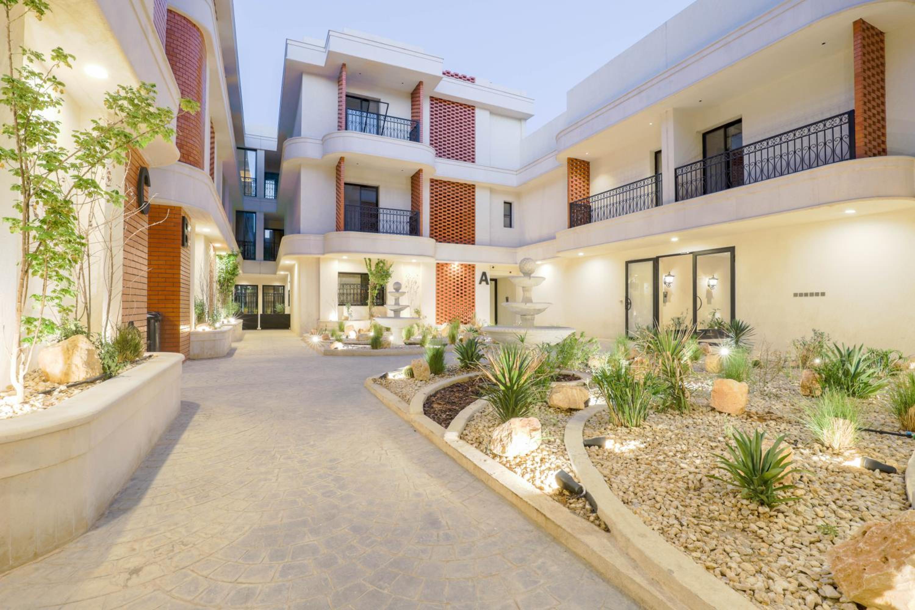 Stylish 3 Bedroom unit w Self Check In, Balcony and Luandary