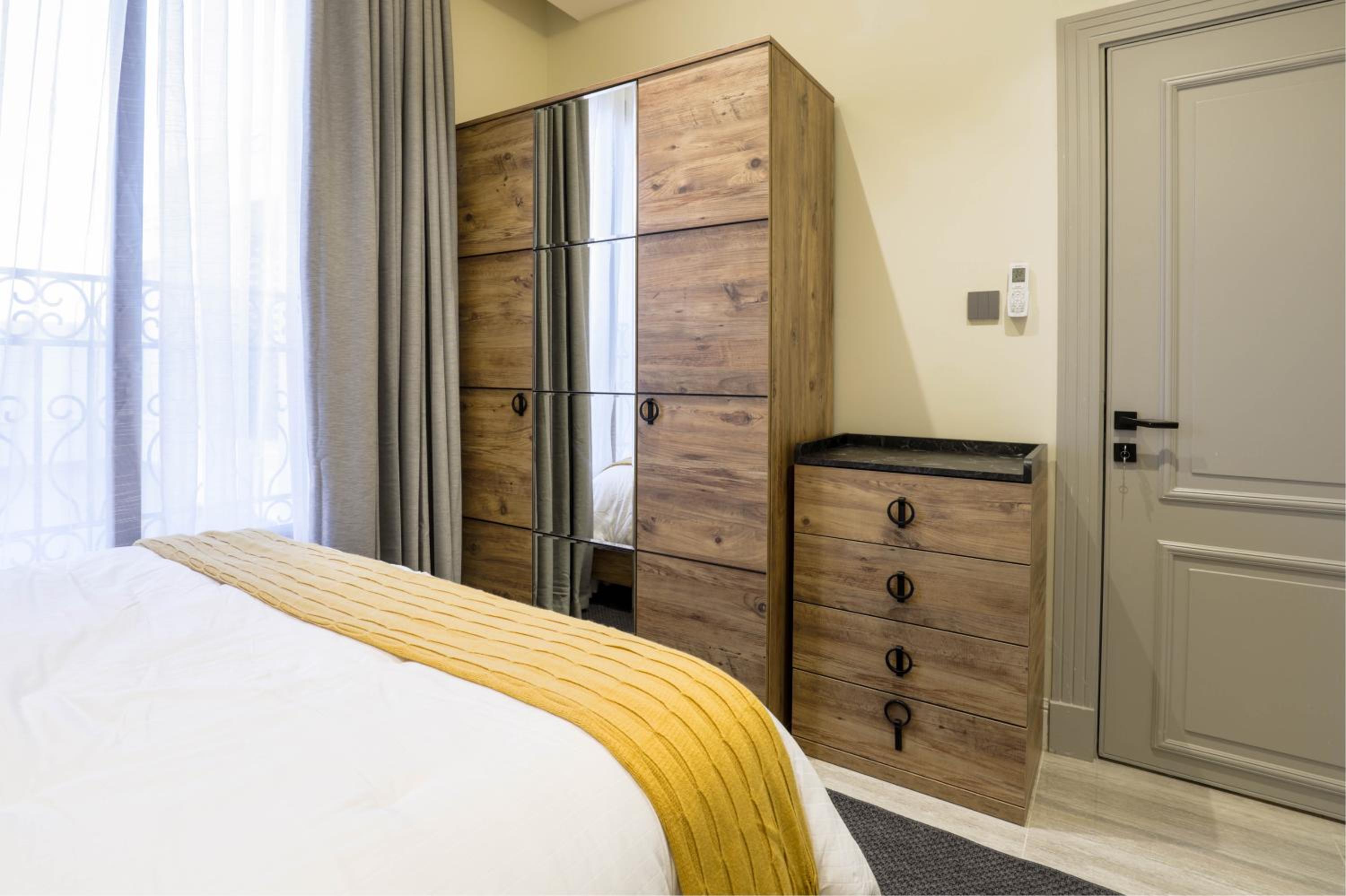 Stylish 3 Bedroom unit w Self Check In, Balcony and Luandary