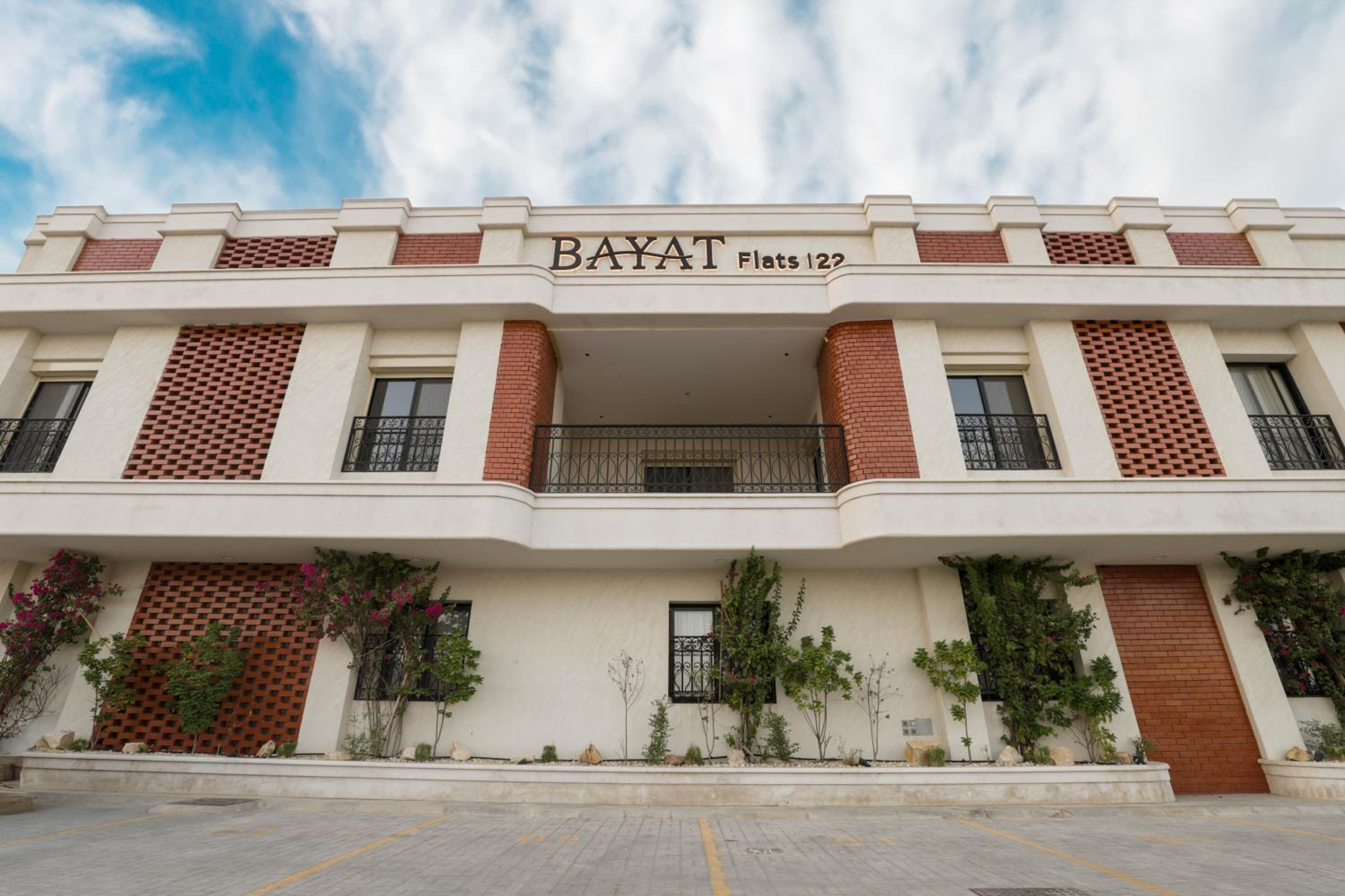 Stylish 3 Bedroom unit w Self Check In, Balcony and Luandary