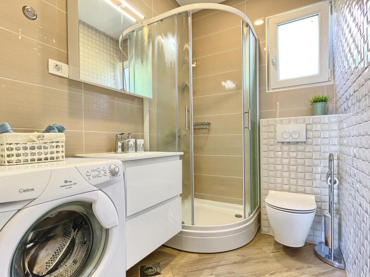 Charming Villa Marin, 30 meters From The Beach, Pool heated, Split-Trogir area