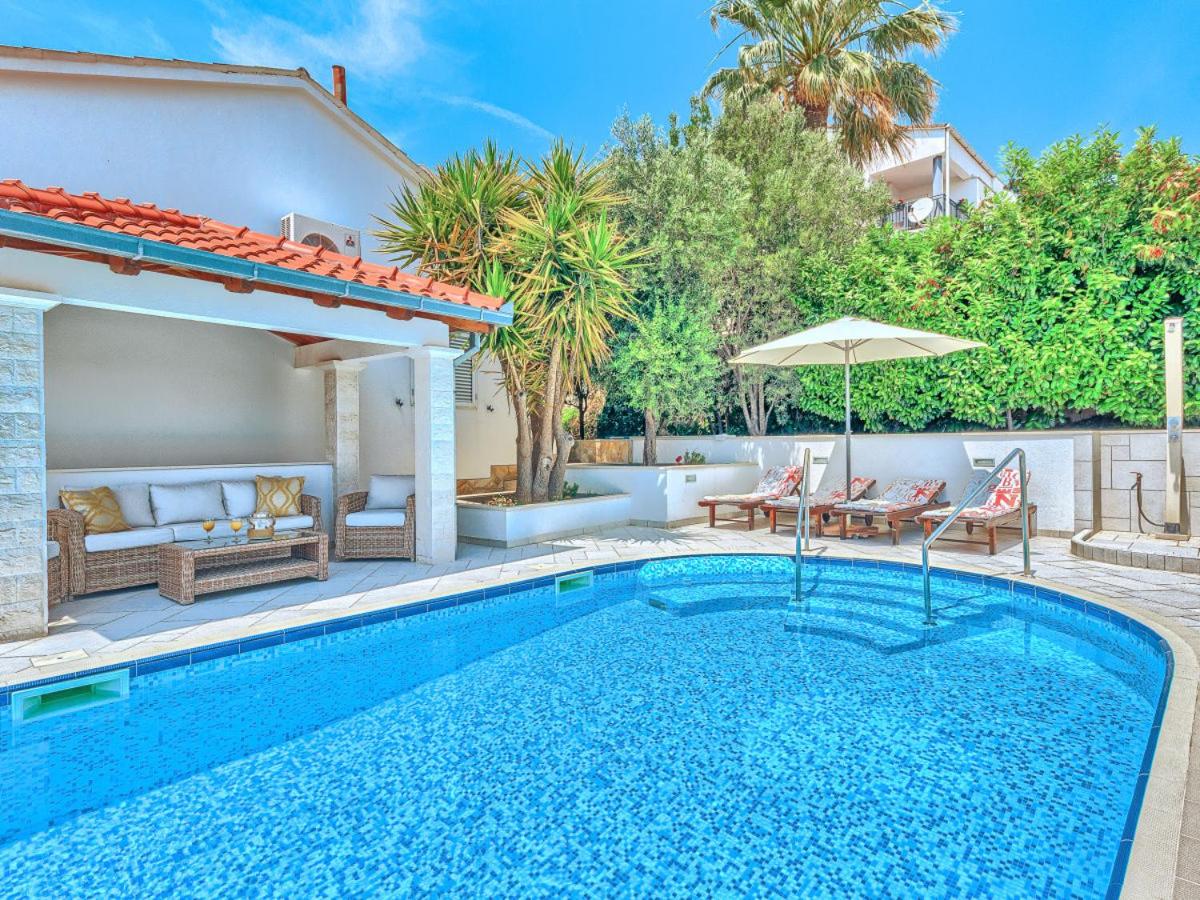 Charming Villa Marin, 30 meters From The Beach, Pool heated, Split-Trogir area