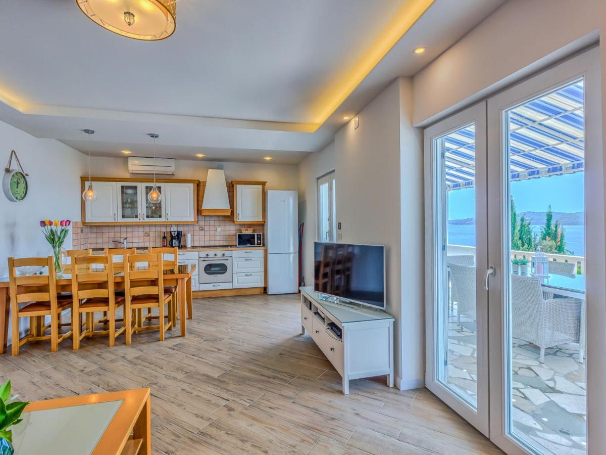 Charming Villa Marin, 30 meters From The Beach, Pool heated, Split-Trogir area