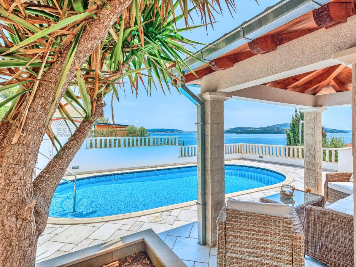 Charming Villa Marin, 30 meters From The Beach, Pool heated, Split-Trogir area