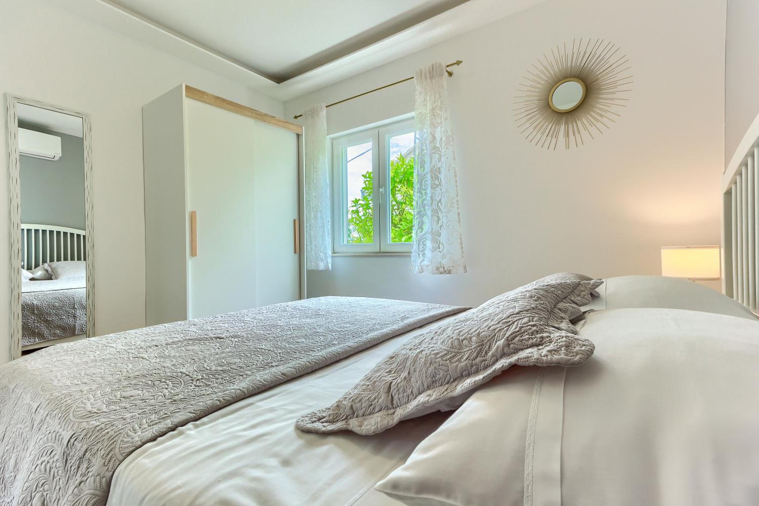 Charming Villa Marin, 30 meters From The Beach, Pool heated, Split-Trogir area