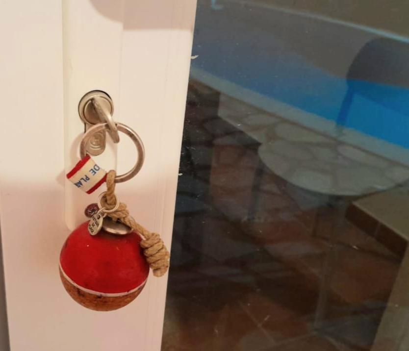 Chambre indépendante donnant sur piscine
