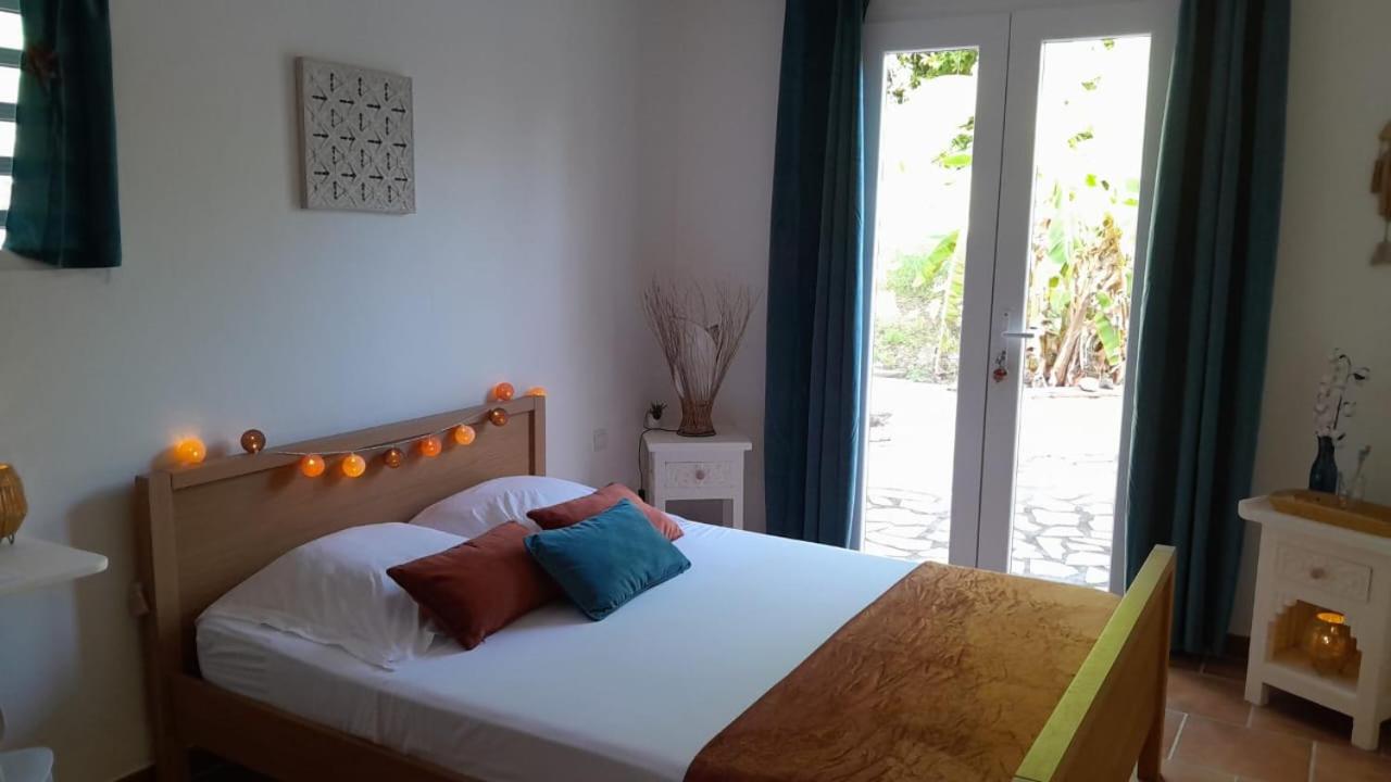 Chambre indépendante donnant sur piscine