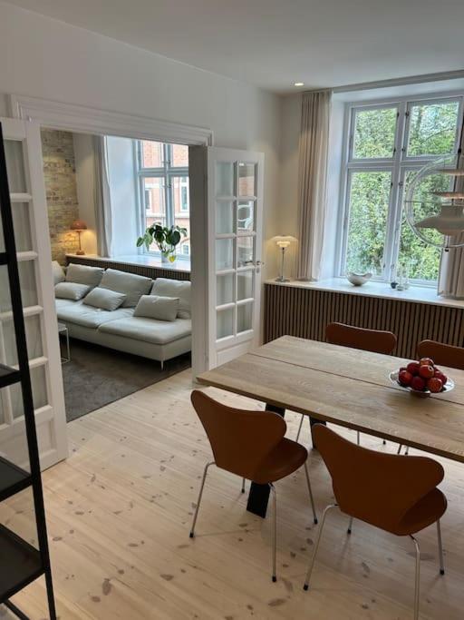 Central lejlighed med solrig altan