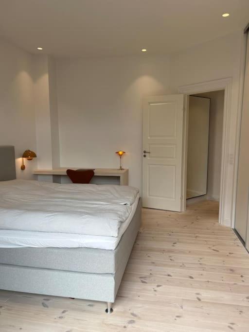 Central lejlighed med solrig altan