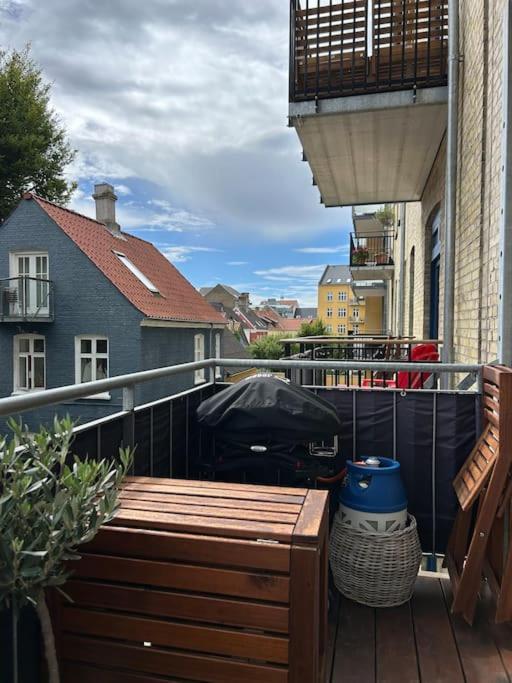 Central lejlighed med solrig altan