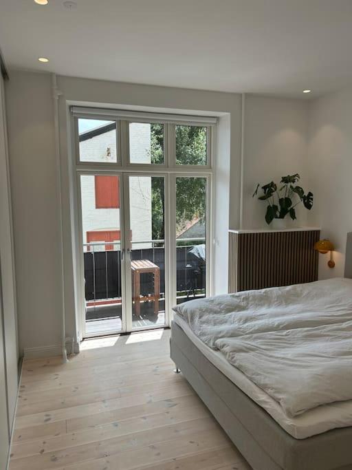 Central lejlighed med solrig altan