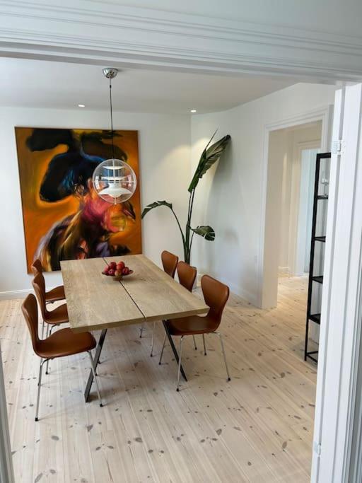 Central lejlighed med solrig altan