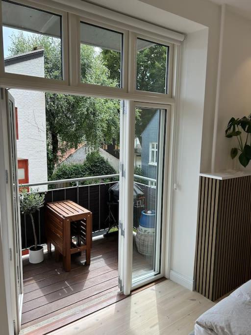 Central lejlighed med solrig altan