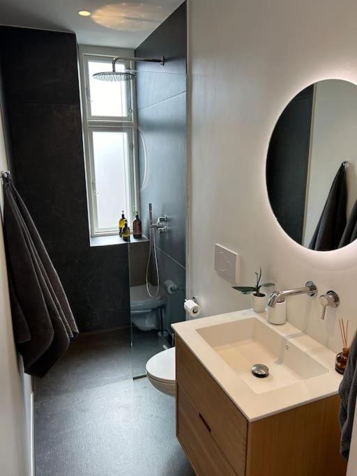 Central lejlighed med solrig altan