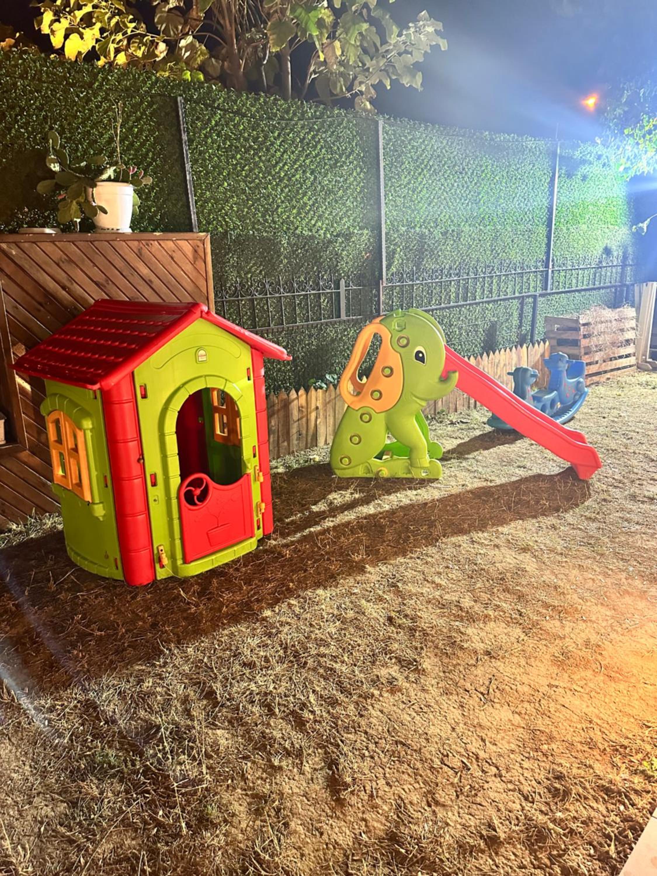 Yeşil Panjurlu Bahçeli Villa view 4
