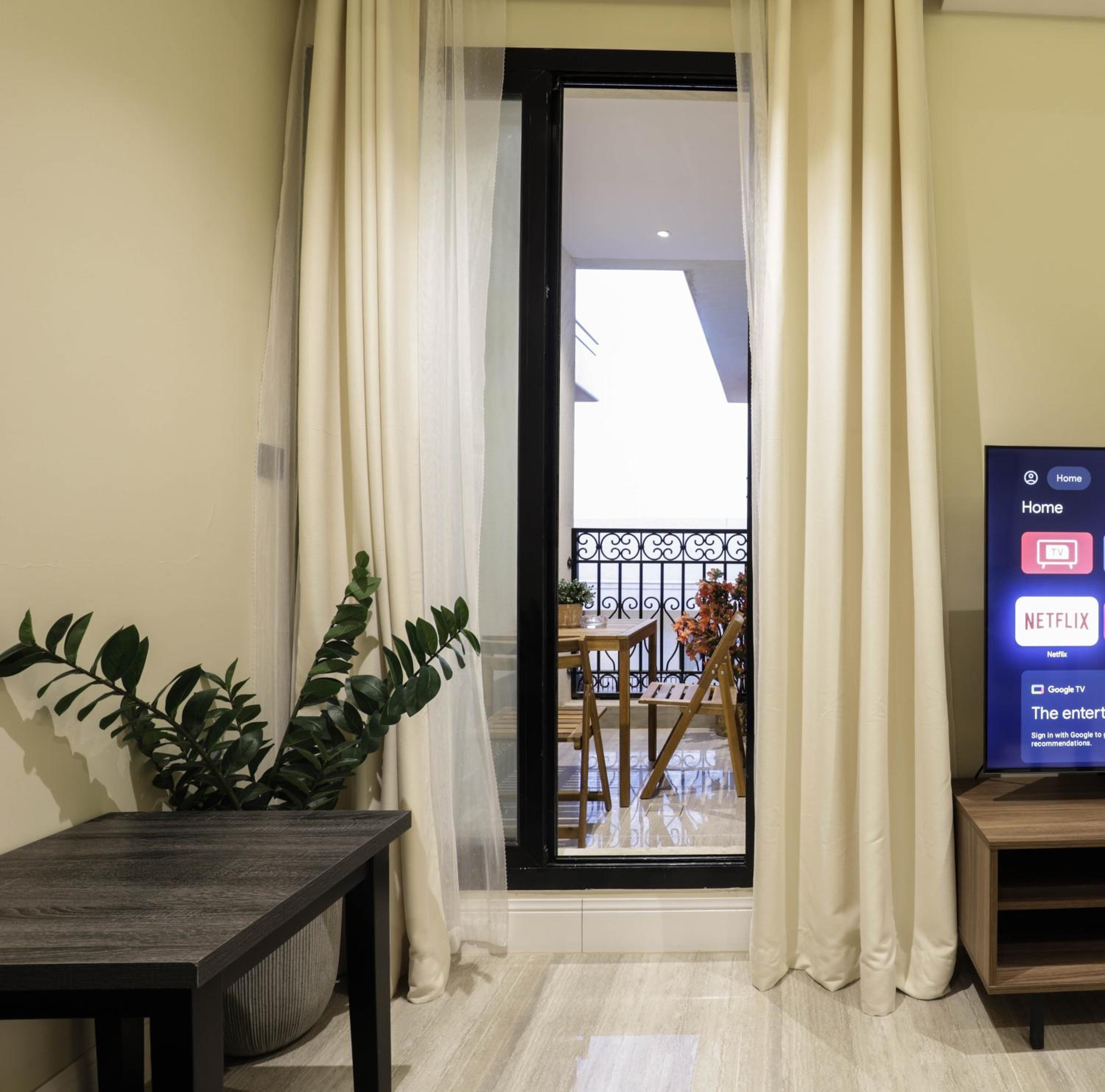Stylish 3 Bedroom unit w Self Check In, Balcony and Luandary