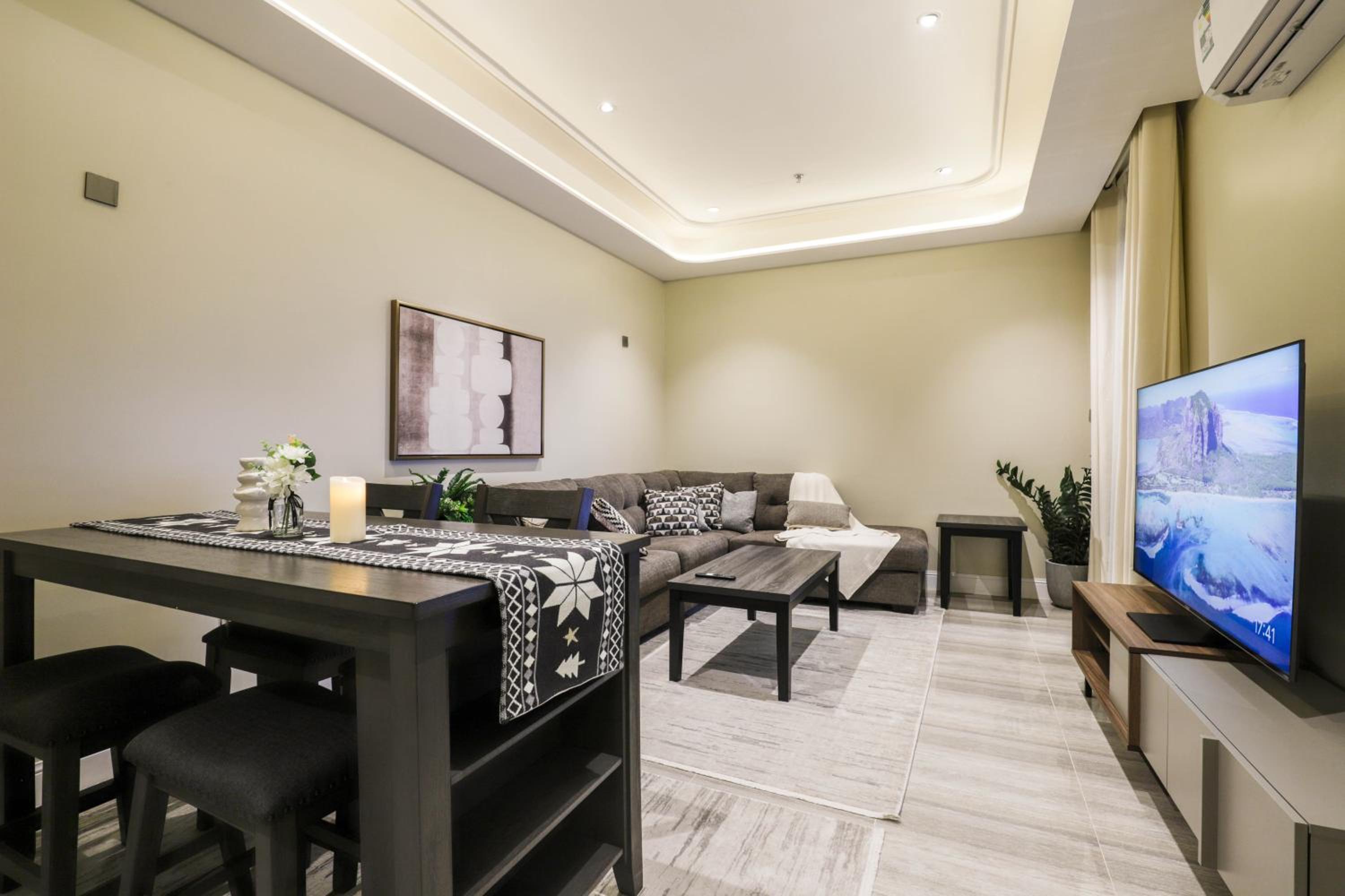 Stylish 3 Bedroom unit w Self Check In, Balcony and Luandary
