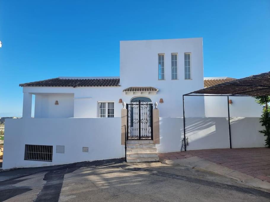 Casa amplia, piscina privada, 4 dormitorios y playa cercana