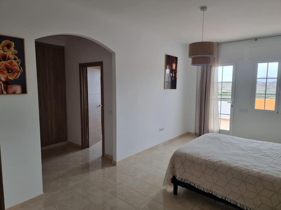 Casa amplia, piscina privada, 4 dormitorios y playa cercana