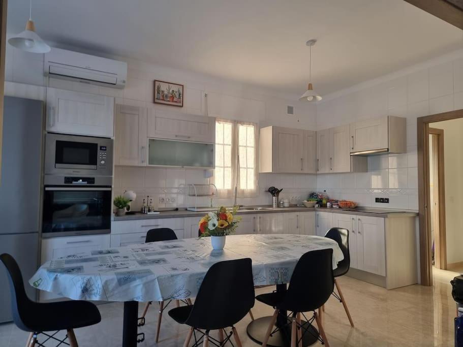 Casa amplia, piscina privada, 4 dormitorios y playa cercana