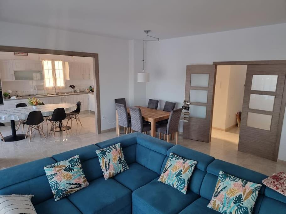 Casa amplia, piscina privada, 4 dormitorios y playa cercana