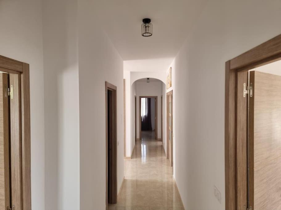 Casa amplia, piscina privada, 4 dormitorios y playa cercana