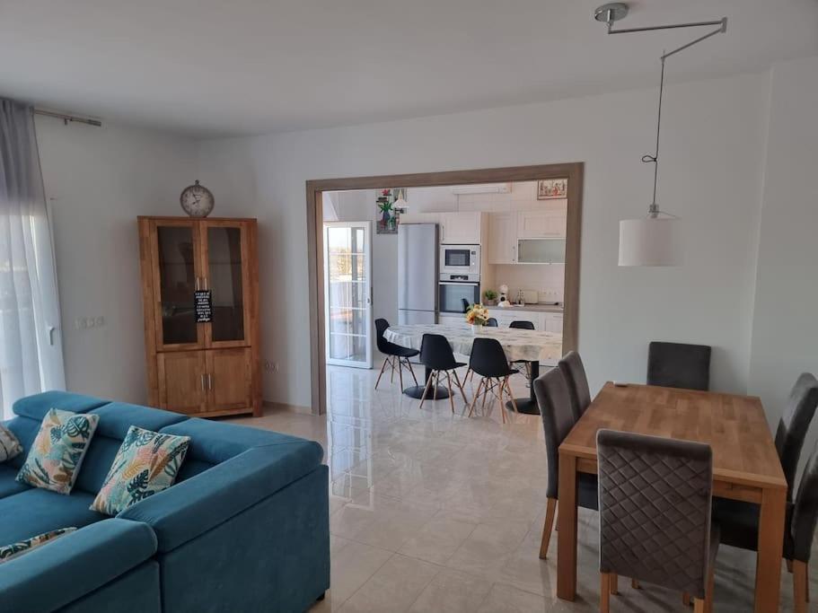 Casa amplia, piscina privada, 4 dormitorios y playa cercana