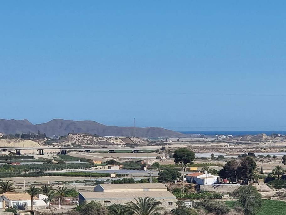 Casa amplia, piscina privada, 4 dormitorios y playa cercana