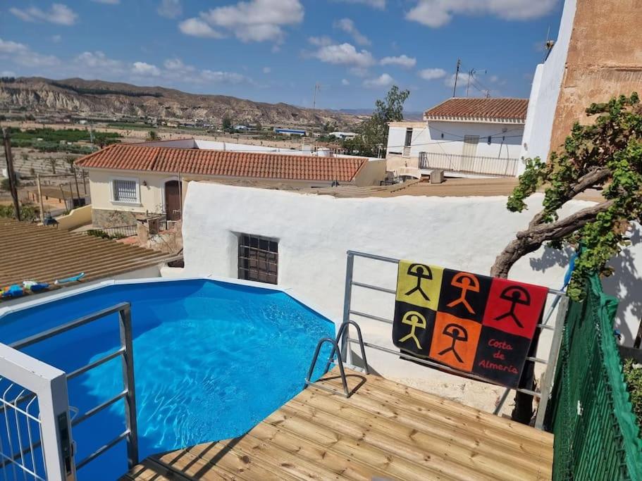 Casa amplia, piscina privada, 4 dormitorios y playa cercana