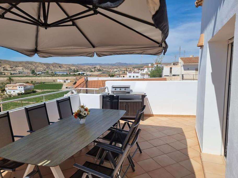 Casa amplia, piscina privada, 4 dormitorios y playa cercana