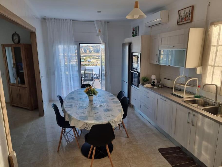 Casa amplia, piscina privada, 4 dormitorios y playa cercana
