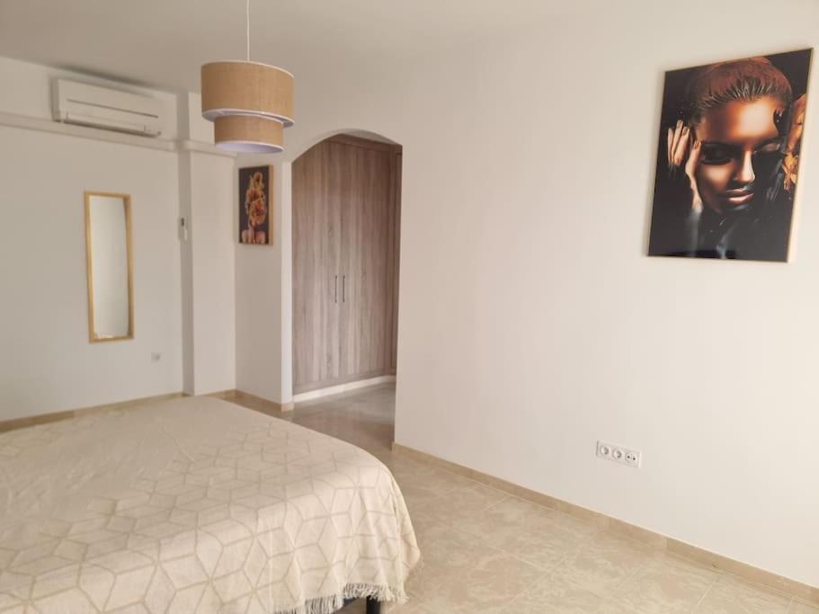 Casa amplia, piscina privada, 4 dormitorios y playa cercana