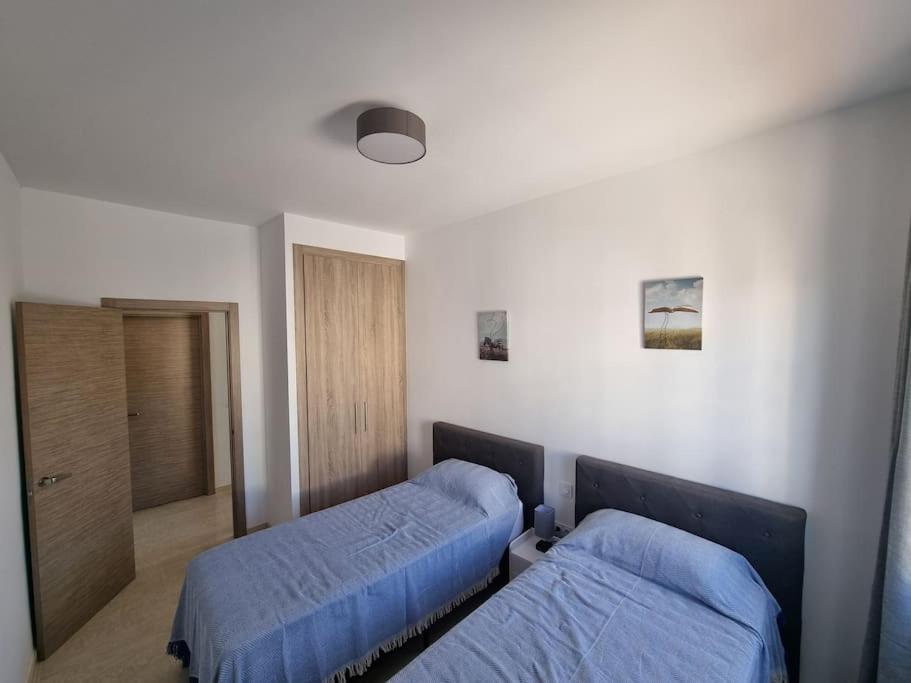Casa amplia, piscina privada, 4 dormitorios y playa cercana