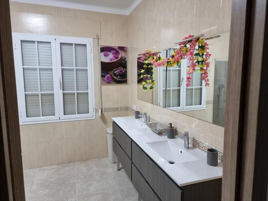 Casa amplia, piscina privada, 4 dormitorios y playa cercana