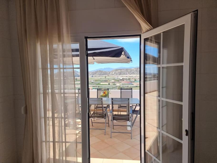 Casa amplia, piscina privada, 4 dormitorios y playa cercana