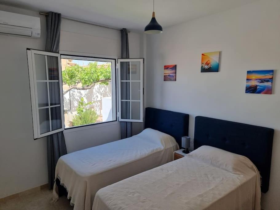 Casa amplia, piscina privada, 4 dormitorios y playa cercana
