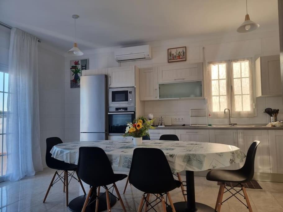 Casa amplia, piscina privada, 4 dormitorios y playa cercana