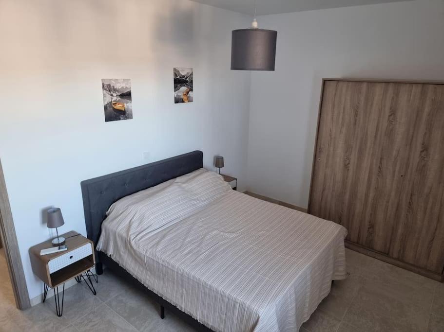 Casa amplia, piscina privada, 4 dormitorios y playa cercana