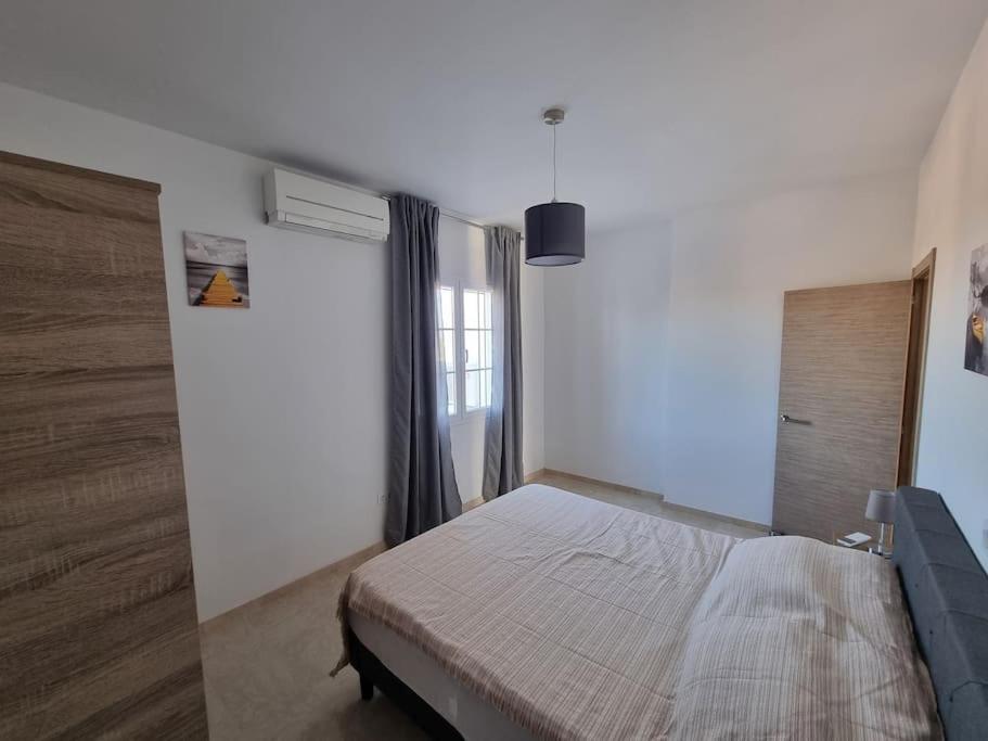 Casa amplia, piscina privada, 4 dormitorios y playa cercana