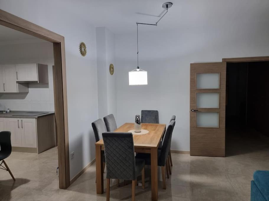 Casa amplia, piscina privada, 4 dormitorios y playa cercana